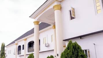 ด้านหน้าที่พัก