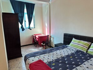 Comfort Single Room | Meja, ruang kerja komputer riba, Wi-fi percuma