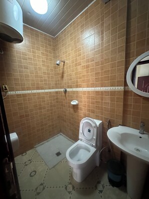Basic Single Room | Bilik Mandi | Tuala disediakan, sabun, tisu tandas 