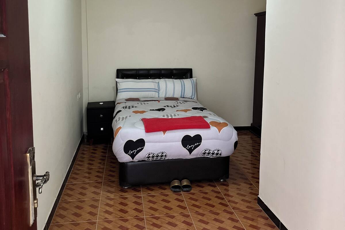 Basic Single Room | Desk, laptop workspace, WiFi (free)