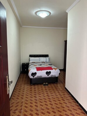 Basic Single Room | Meja, ruang kerja komputer riba, Wi-fi percuma