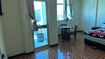Familien-Doppel- oder -Zweibettzimmer, Balkon | Schreibtisch, laptopgeeigneter Arbeitsplatz, kostenloses WLAN