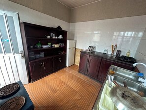 Täysikokoinen jääkaappi, mikroaaltouuni, liesi