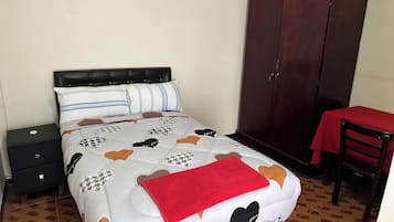 Basic-enkeltværelse | Skrivebord, arbejdsområde til bærbare computere, gratis Wi-Fi