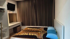 Room - Fully furnished 1-bedroom condo with two air conditioning units in room. (Krung Thep Maha Nakhon)