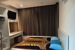 Bed sheets - Fully furnished 1-bedroom condo with two air conditioning units in room. (Krung Thep Maha Nakhon)