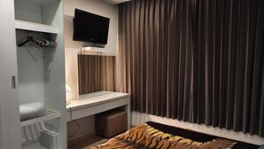 Room - Fully furnished 1-bedroom condo with two air conditioning units in room. (Krung Thep Maha Nakhon)