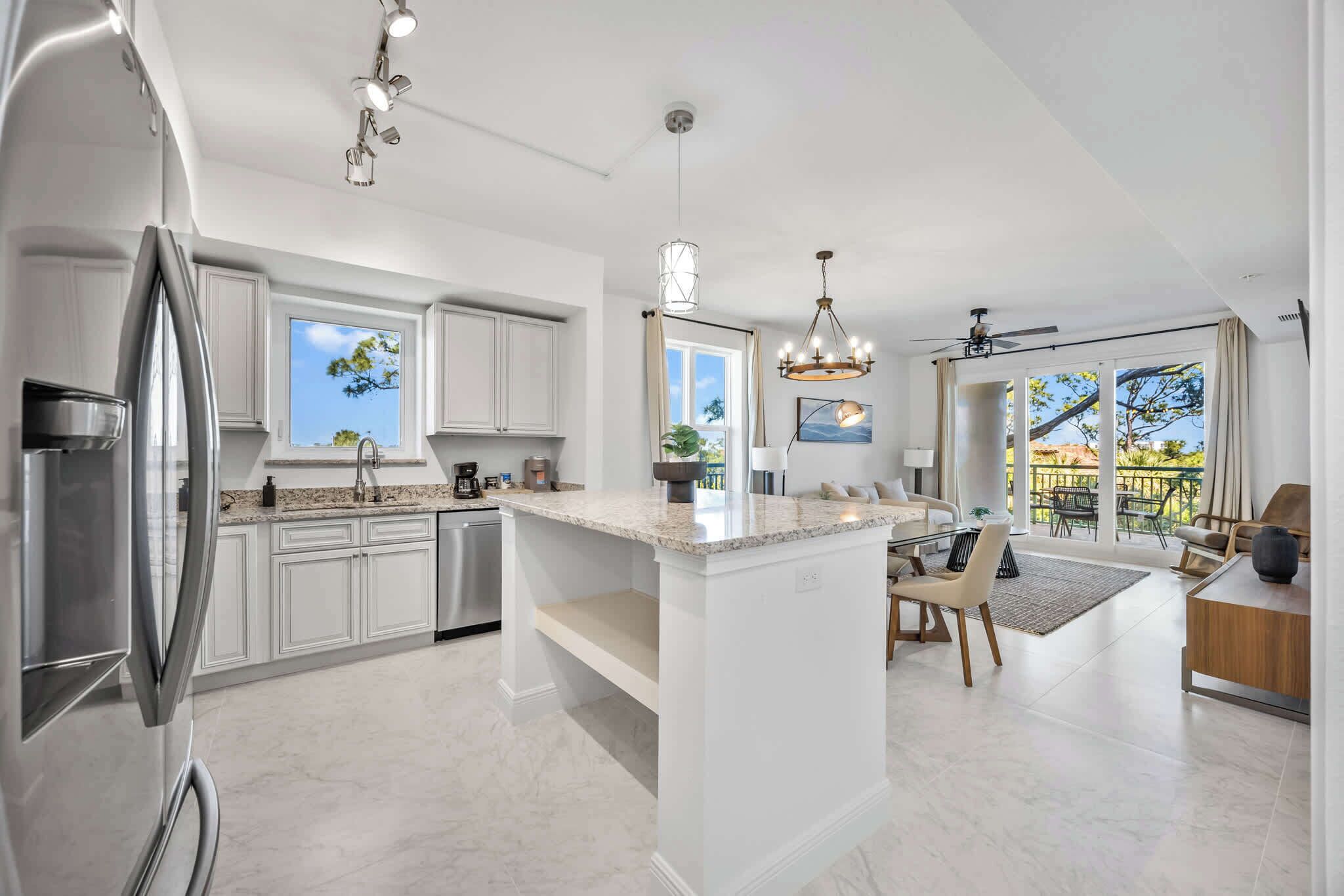 Kylskåp, mikrovågsugn, ugn och spishäll