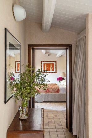 3 habitaciones, tabla de planchar con plancha, internet y ropa de cama 