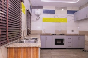 Family Apartment, Balcony, City View | Private kitchen | Fridge, microwave, oven, stovetop - Alakim Residence and Suites (Benin City)