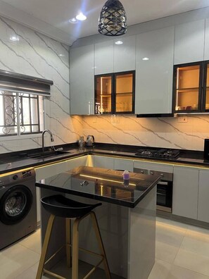 Family Apartment, Balcony, City View | Private kitchen | Fridge, microwave, oven, stovetop - Alakim Residence and Suites (Benin City)