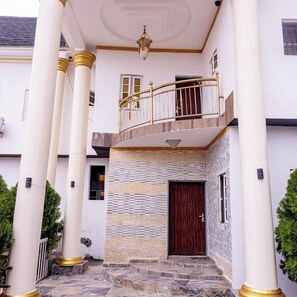 Front of property - Alakim Residence and Suites (Benin City)