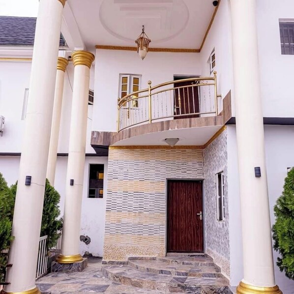 Front of property - Alakim Residence and Suites (Benin City)
