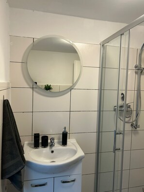 Douche, sèche-cheveux, serviettes fournies, savon