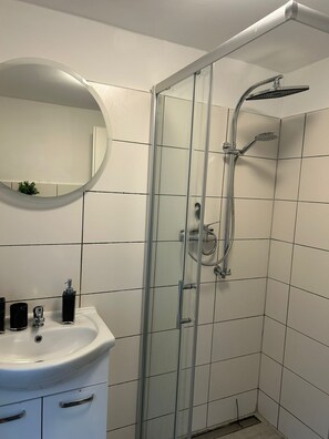 Douche, sèche-cheveux, serviettes fournies, savon