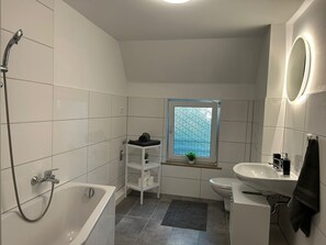 Douche, sèche-cheveux, serviettes fournies, savon
