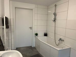 Dusche, Haartrockner, Handtücher, Seife