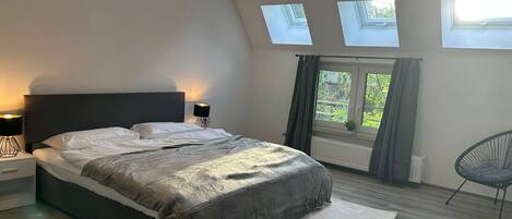 3 bedrooms, iron/ironing board, free WiFi, bed sheets