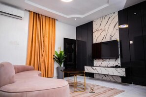 ลักซ์ชัวรี่อพาร์ทเมนท์, ระเบียง, วิวเมือง | บริเวณนั่งเล่น