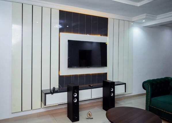 ลักซ์ชัวรี่อพาร์ทเมนท์, ระเบียง, วิวเมือง | บริเวณนั่งเล่น