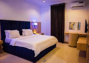 ลักซ์ชัวรี่อพาร์ทเมนท์, ระเบียง, วิวเมือง | ตู้นิรภัยในห้องพัก, โต๊ะทำงาน, พื้นที่ทำงานแบบใช้แล็ปท็อป, ผ้าม่านกันแสง