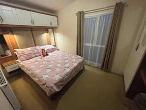 3 habitaciones, cuna de viaje y ropa de cama 