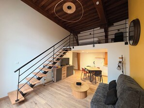Living area - La Diligence - Charm & Clim in the heart of Dijon (Dijon)
