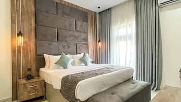 Apartamento luxo, sacada, vista para a cidade | Cofres nos quartos, escrivaninha, espaço de trabalho para notebook