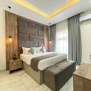 In-room safe, desk, laptop workspace, blackout curtains - Porter Palace Apartment  (Benin City)