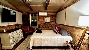 Room - Stay in this historic Automotive-themed huge Apt. Located in charming Whitingham (Whitingham)