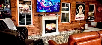 Stay in this historic Automotive-themed huge Apt. Located in charming Whitingham