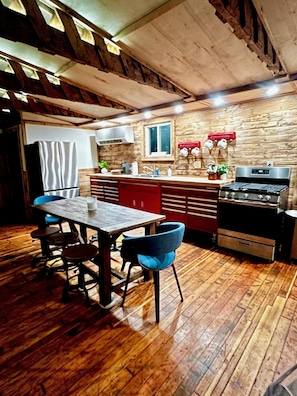 Private kitchen - Free HOT Breakfast for each guest everyday! Located in charming Whitingham (Whitingham)