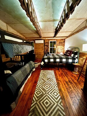 3 bedrooms, iron/ironing board, WiFi, bed sheets - Stay in this historic Automotive-themed huge Apt. Located in charming Whitingham (Whitingham)