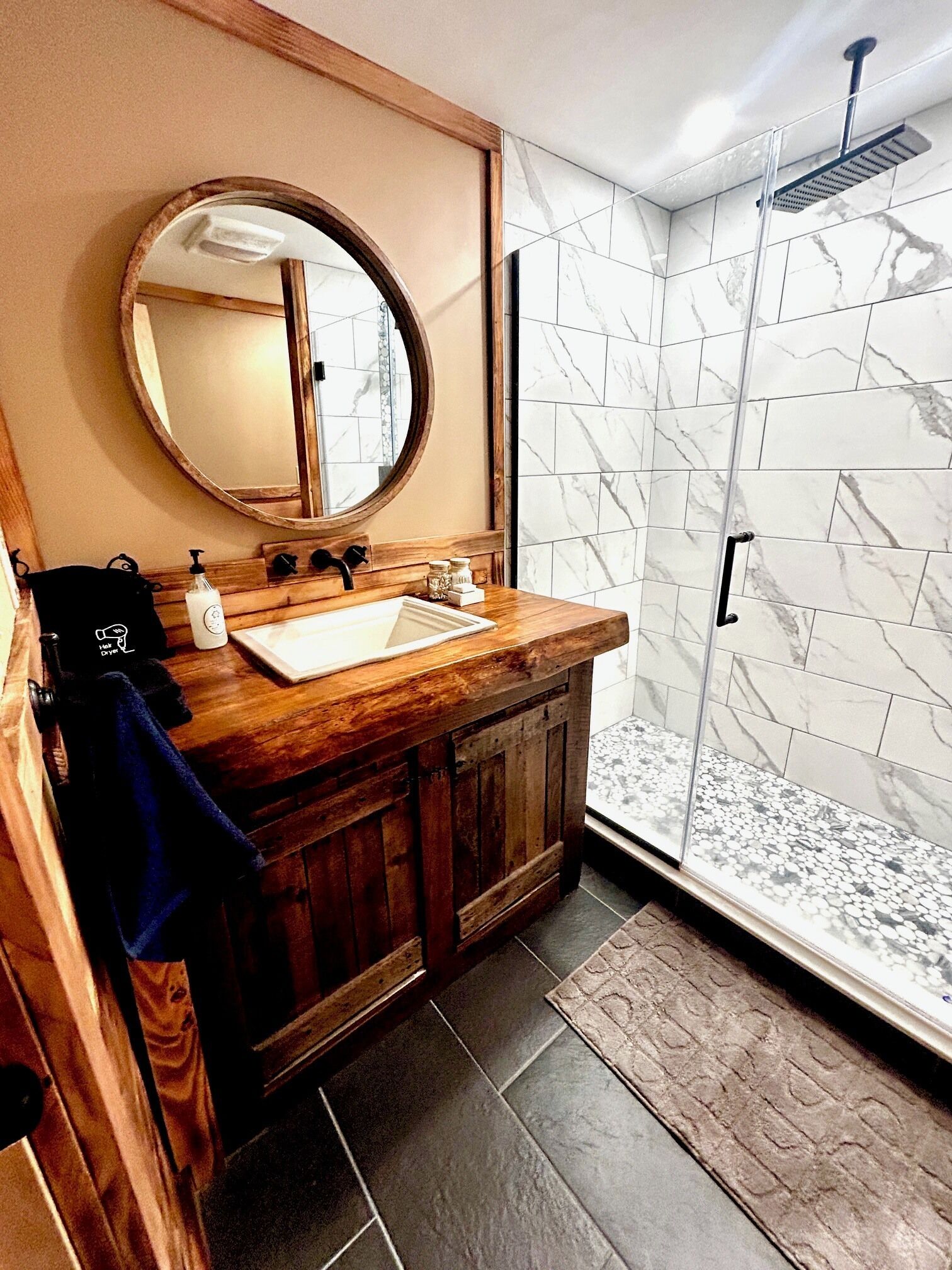 吹风机、毛巾、肥皂、卫生纸