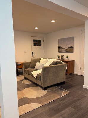 Smart TV, fireplace - Newly Renovated Cozy & Chic 3-bedroom house near Lake Wallenpaupack (Tafton)