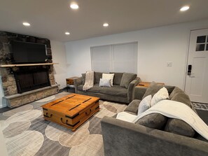 Smart TV, fireplace - Newly Renovated Cozy & Chic 3-bedroom house near Lake Wallenpaupack (Tafton)