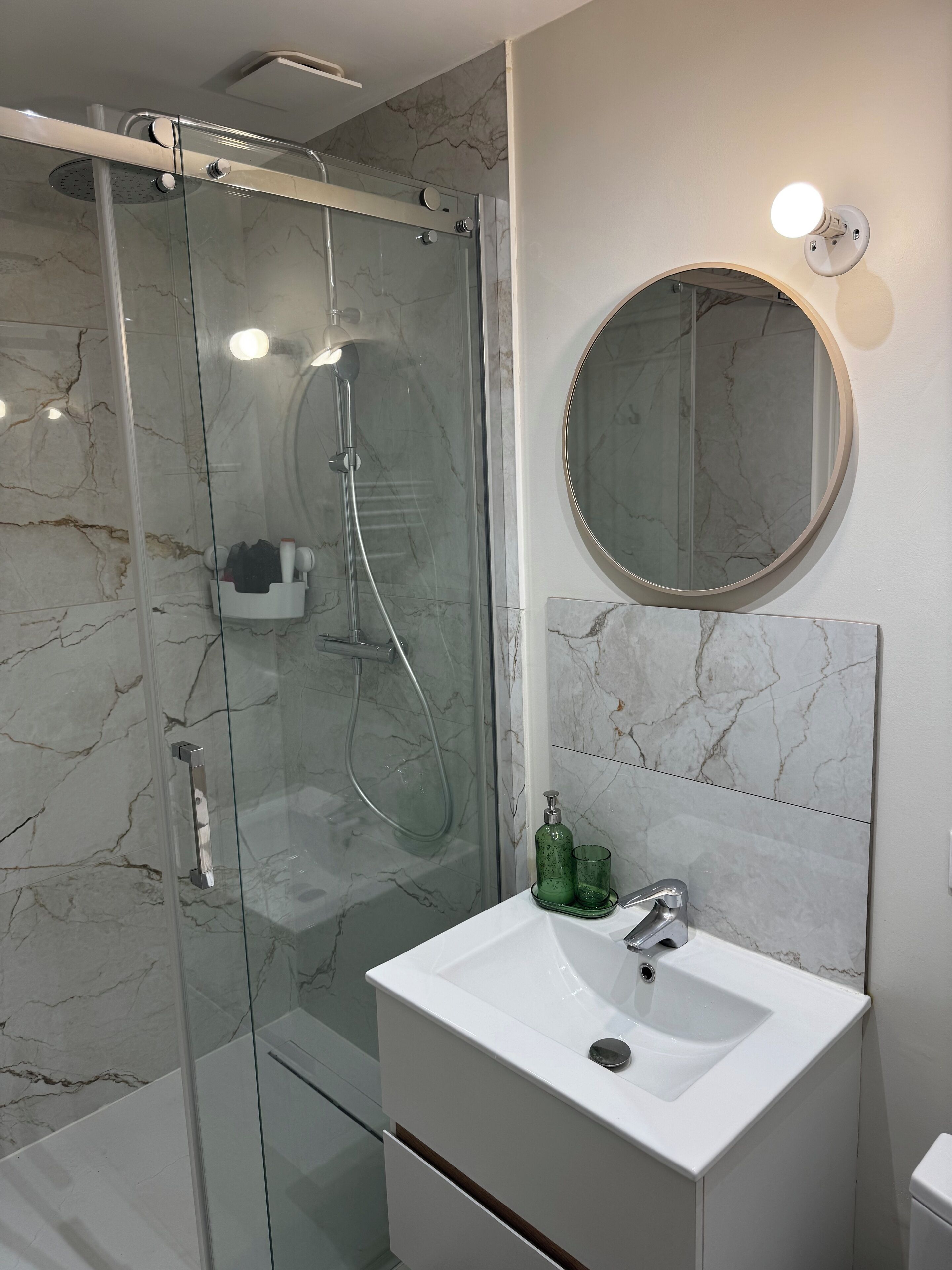 Haartrockner, Handtücher, Seife, Toilettenpapier