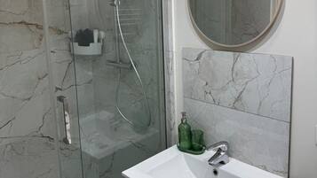 Haartrockner, Handtücher, Seife, Toilettenpapier