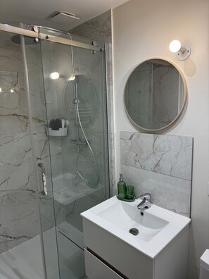 Sèche-cheveux, serviettes fournies, savon, papier toilette