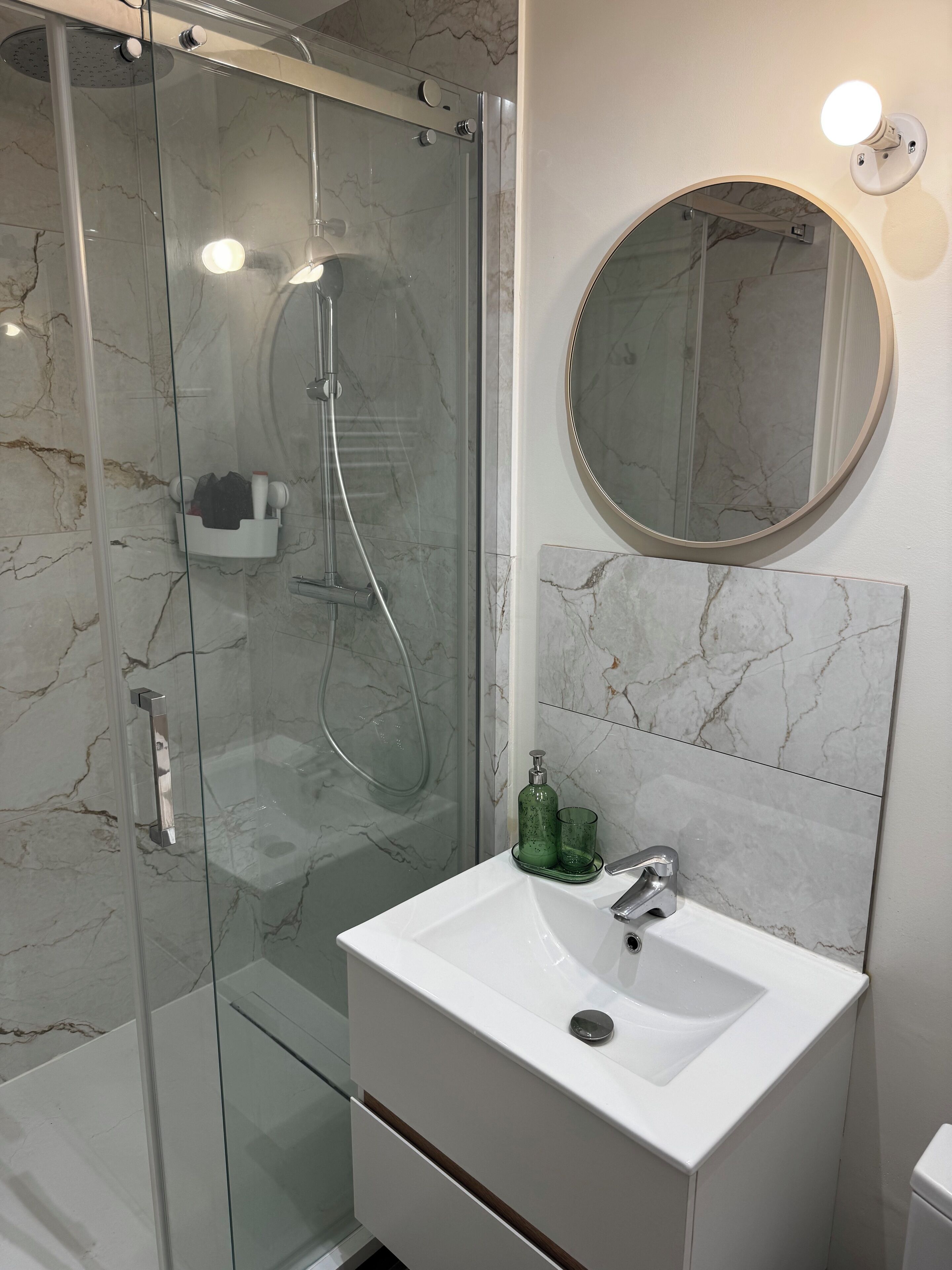 Sèche-cheveux, serviettes fournies, savon, papier toilette