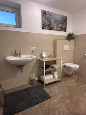 Dusche, Haartrockner, Handtücher, Seife