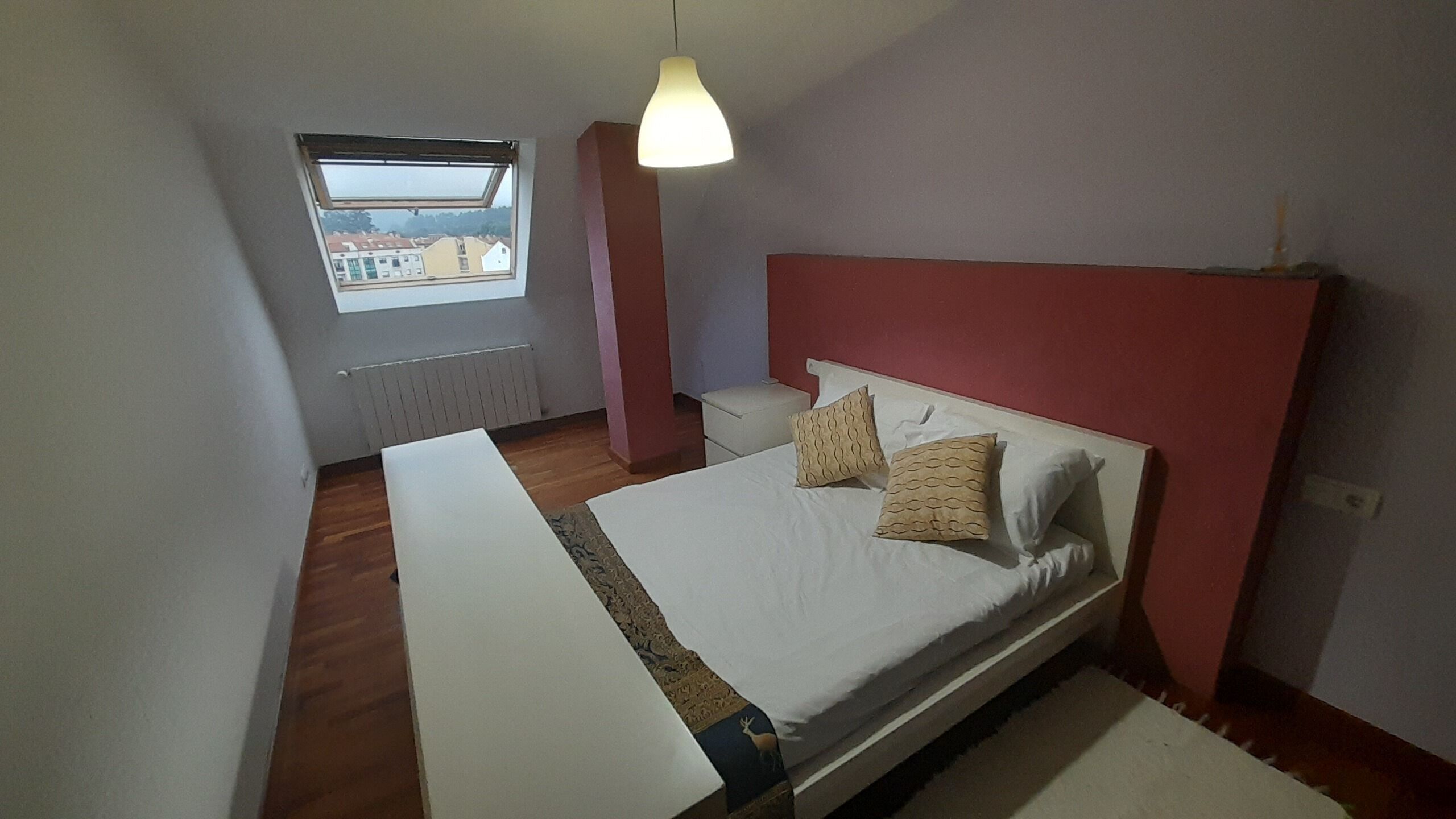 2 slaapkamers, een strijkplank/strijkijzer, beddengoed