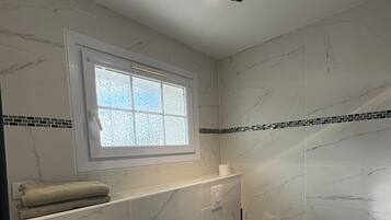 Dusche, Haartrockner, Handtücher, Seife