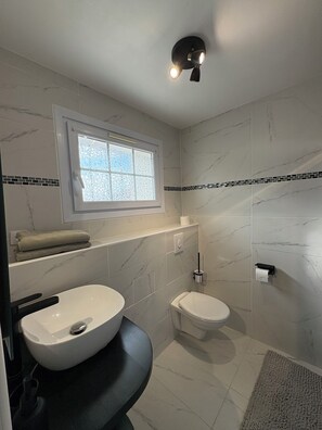 Dusche, Haartrockner, Handtücher, Seife