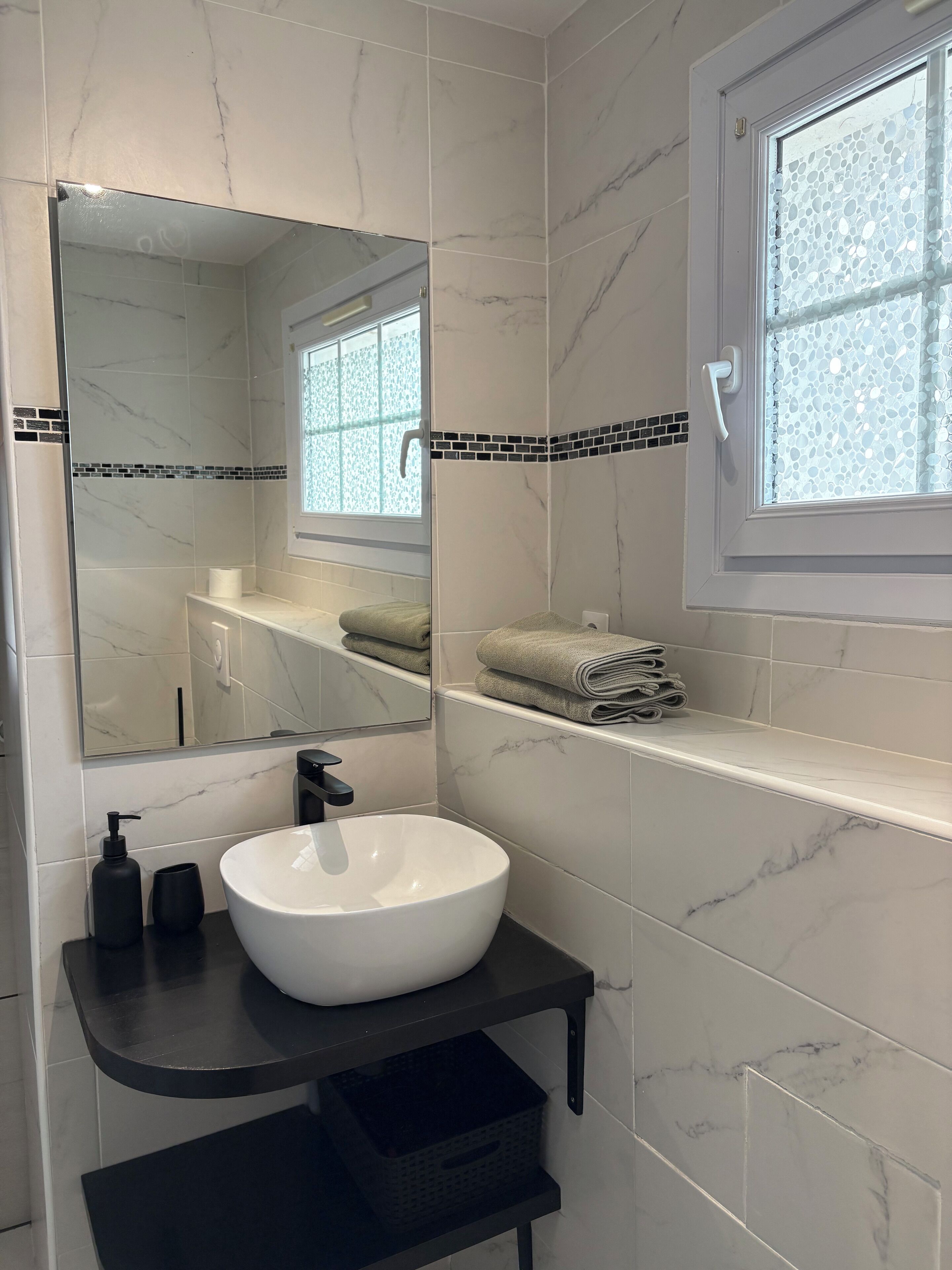 Regadera, secadora de cabello, toallas, jabón 