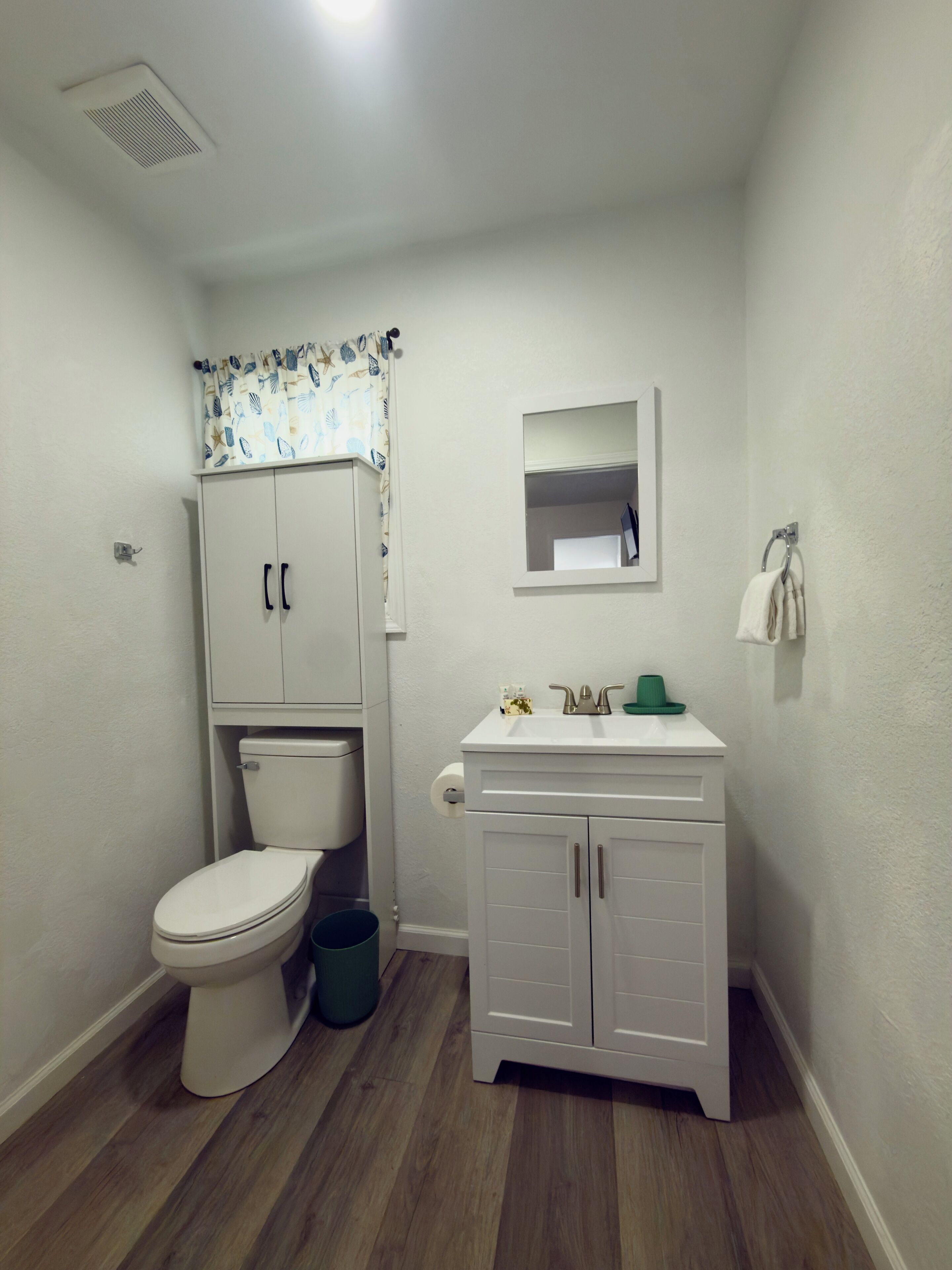 Serviettes fournies, savon, papier toilette