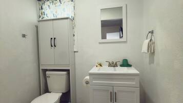 Serviettes fournies, savon, papier toilette