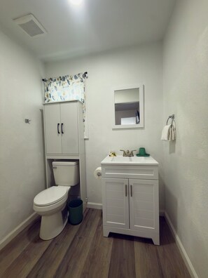 Serviettes fournies, savon, papier toilette