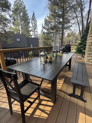 Outdoor dining - Adorable modern-rustic 2-bedroom cabin in Big Bear Lake near ski resort (Big Bear Lake)