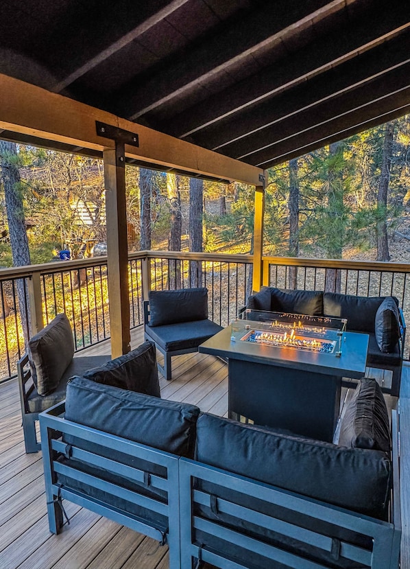 Property grounds - Adorable modern-rustic 2-bedroom cabin in Big Bear Lake near ski resort (Big Bear Lake)
